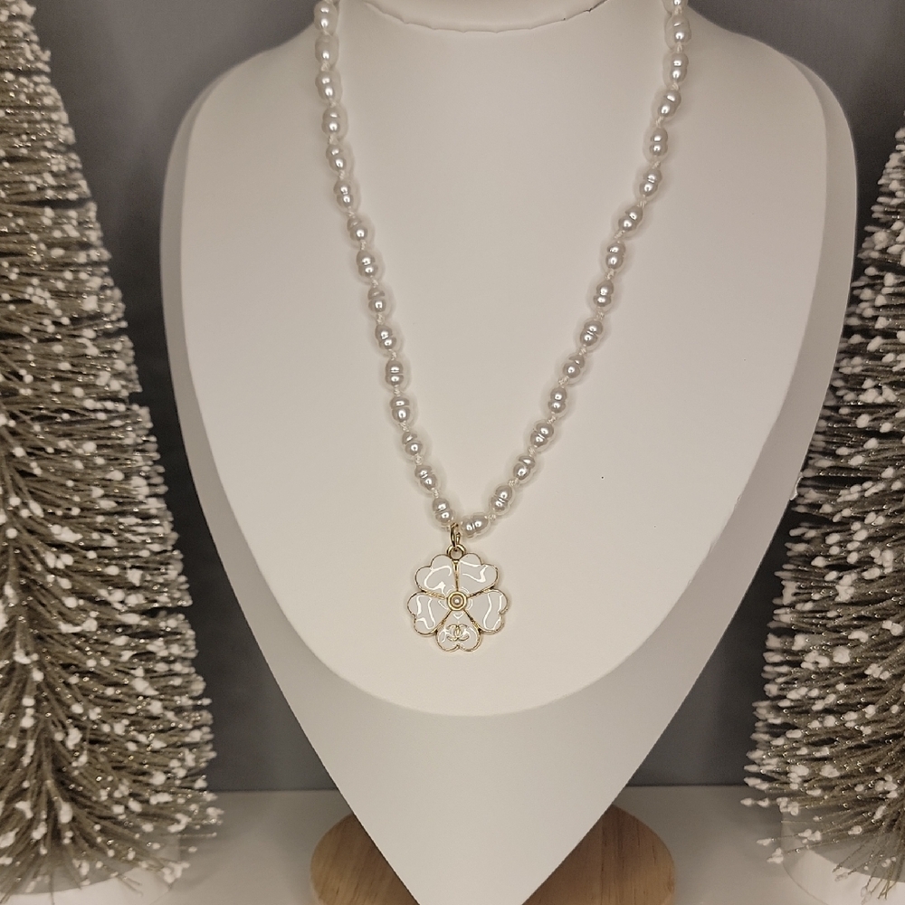 Elegant Pearl Gold White Floral Necklace